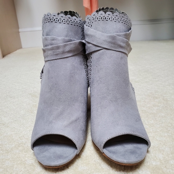 JustFab Gray Sandals - Picture 2 of 6